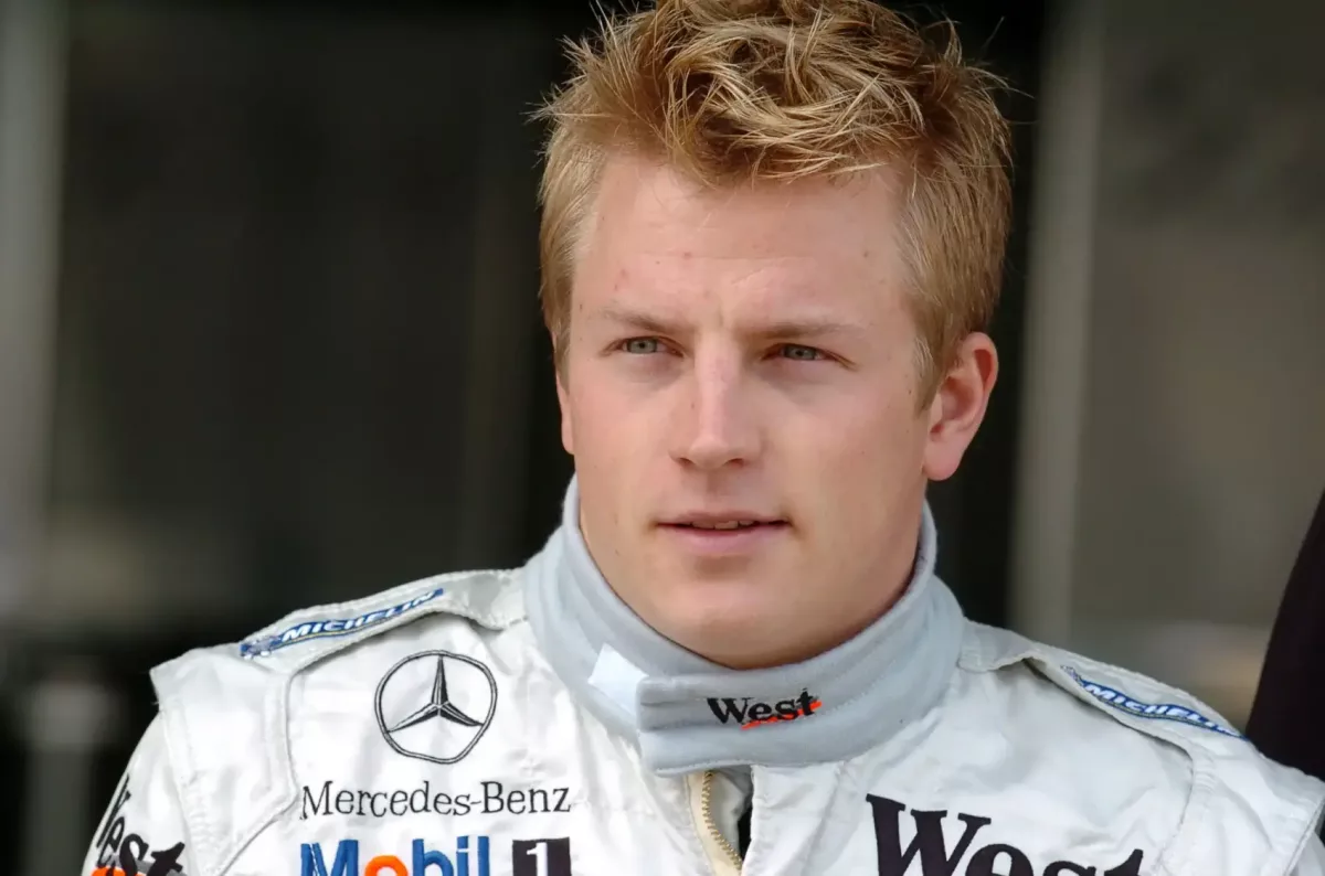 Räikkönen extrém buli: feneket villantva részegen egy felfújható delfinnel esett össze