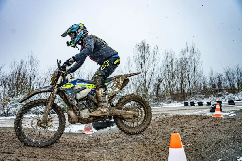 A „Veszélyes Körülményekben Élő Holló Bence