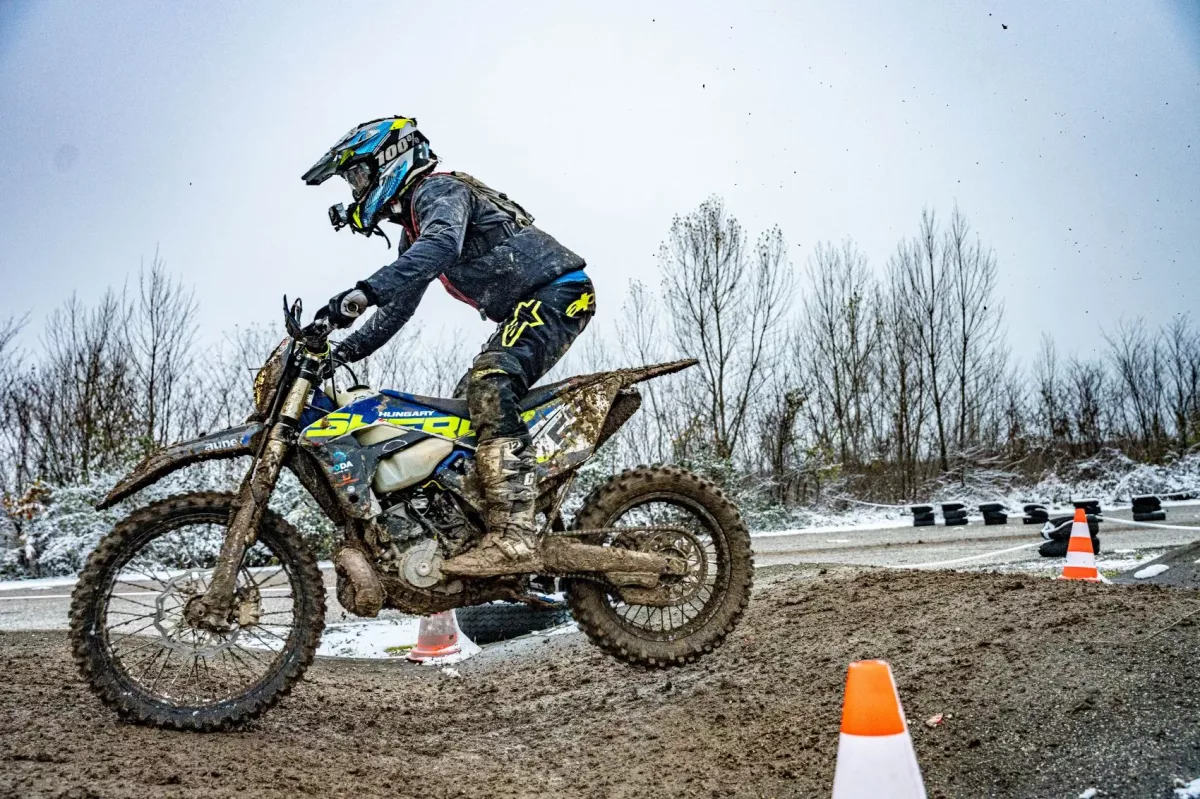 A „Veszélyes Körülményekben Élő Holló Bence