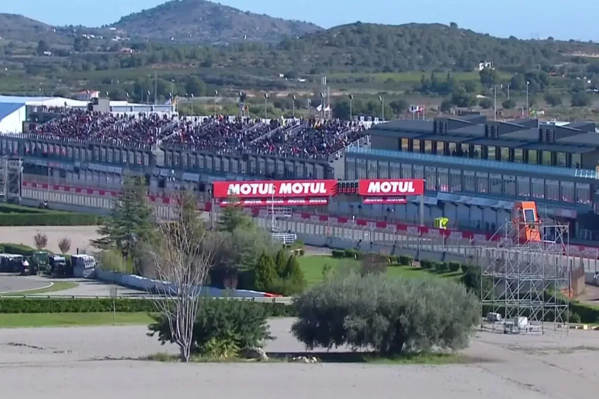 Semmi sem történik: a piros zászló lenyűgözően csendesen ontja a kékséget