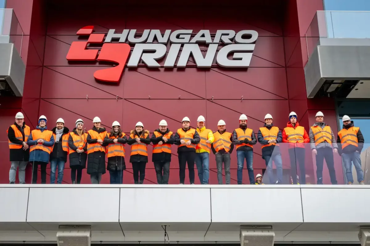 A cím javaslata: „A Széchenyi István Egyetem Hungaroring Autó-Motorsport Külső Tanszéke megnyitotta kapuit