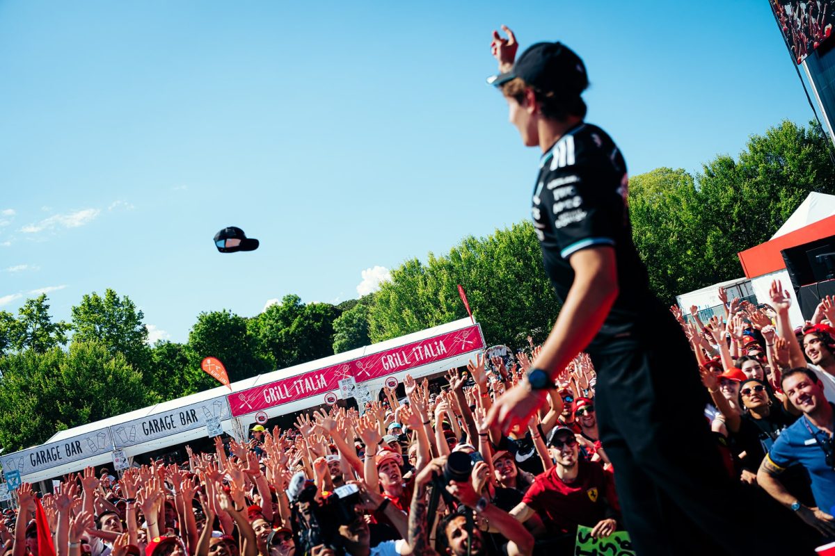 Felhőtlen győzelem: A Mercedes versenyzője átmosta az agyát a sötétségből kiemelkedve