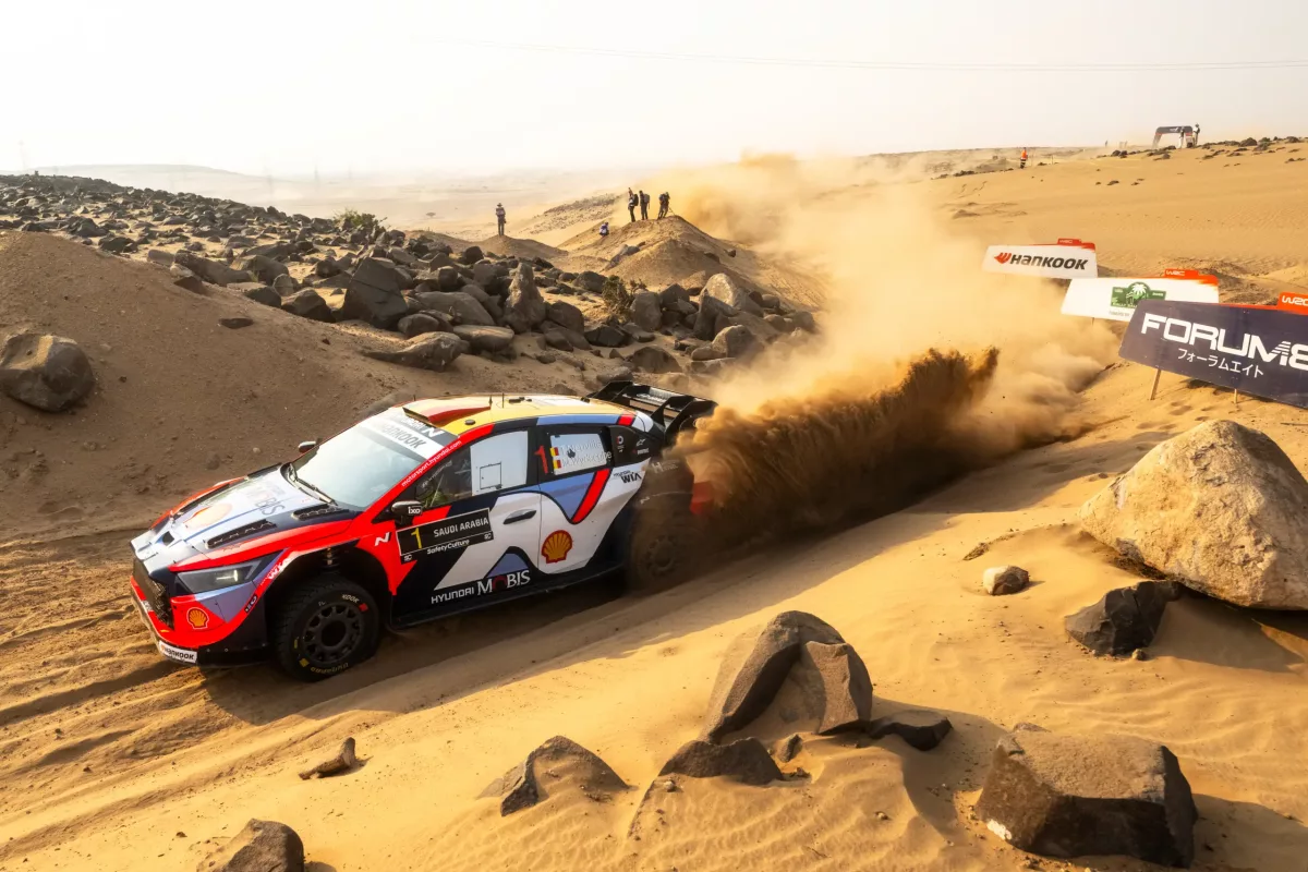 Fourmaux kezdett leggyorsabban, Neuville vette át a vezetést, Ogier gyorsabb volt Evans-nél Szaúd-Arábiában