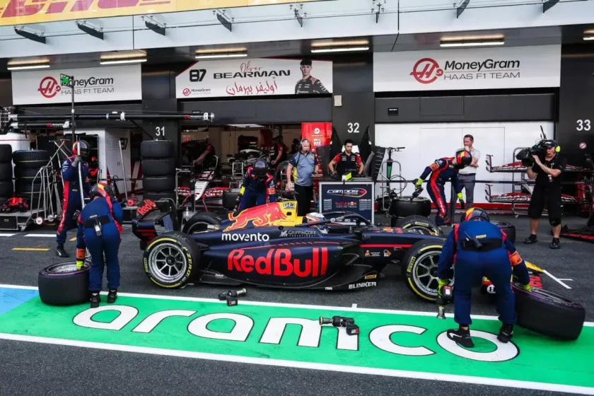 A Red Bull csapatnál versenyzőcserék a szezon hátralévő két futamára