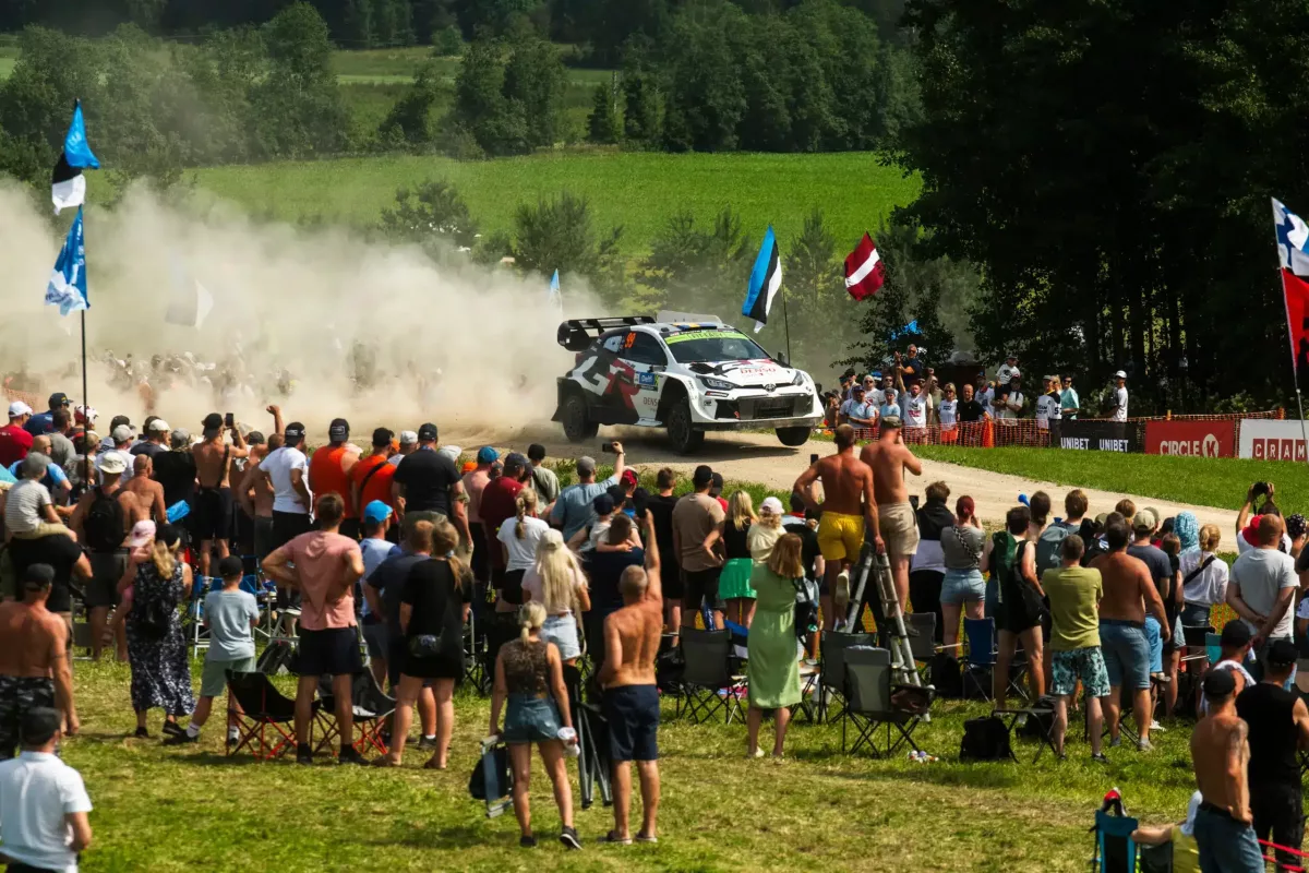 Oliver Solberg visszatér a Rally1-es Toyota volánja mögé