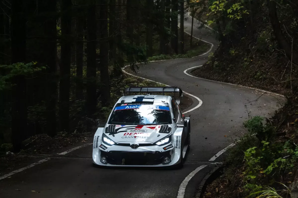 A sikeres versenyzés öröme: Pajari első dobogós helyezése a Toyota hazai versenyén