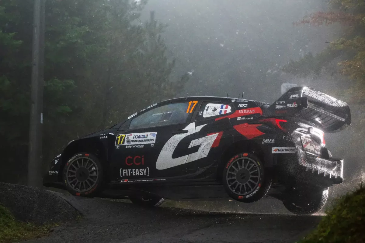 Latvala Japánba érkezése: ünnepélyes hangulat a Toyota sajtótájékoztatón