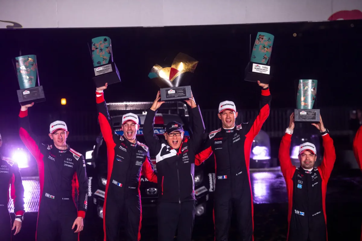 Különleges meglepetés Japánban: Toyoda üdvözülés és együtt ünneplés csapatával