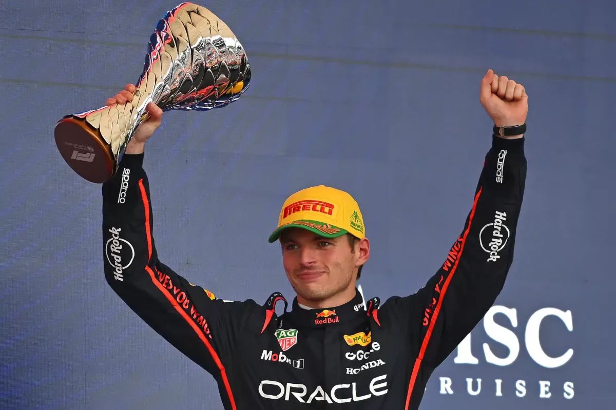 Verstappen hőstettje: A bokszutcából a dobogóra egy defekttel