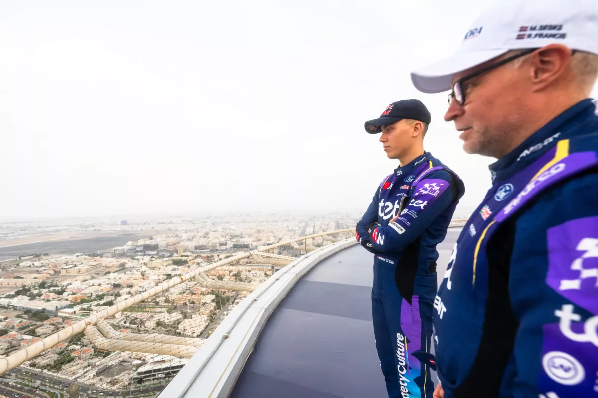 Sesks hatalmas lendülettel rontott a topligába, a Rally1 mezőny pedig megrendült Szaúd-Arábiában