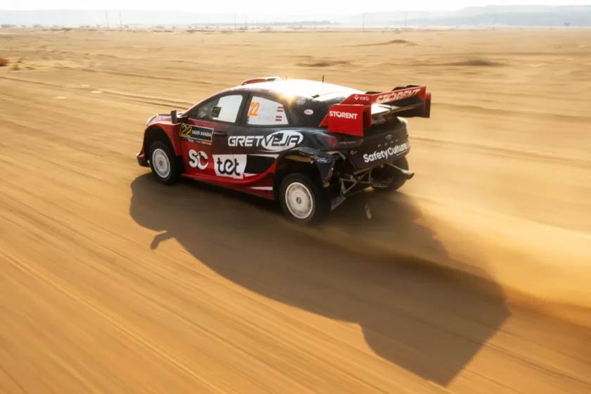 Fourmaux és Tanak büntetést kapott, Sesks vezet Neuville előtt Szaúd-Arábiában: Az események a raliverseny izgalmas forgatókönyvét írják.