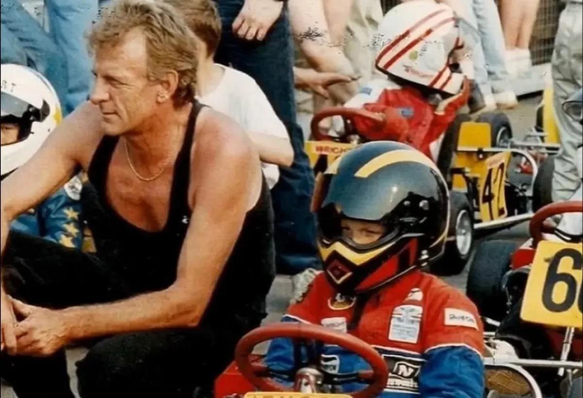 A szarvakkal díszített sisak emlékétől búcsúzó Button: Egyedi emlék egy különleges apától