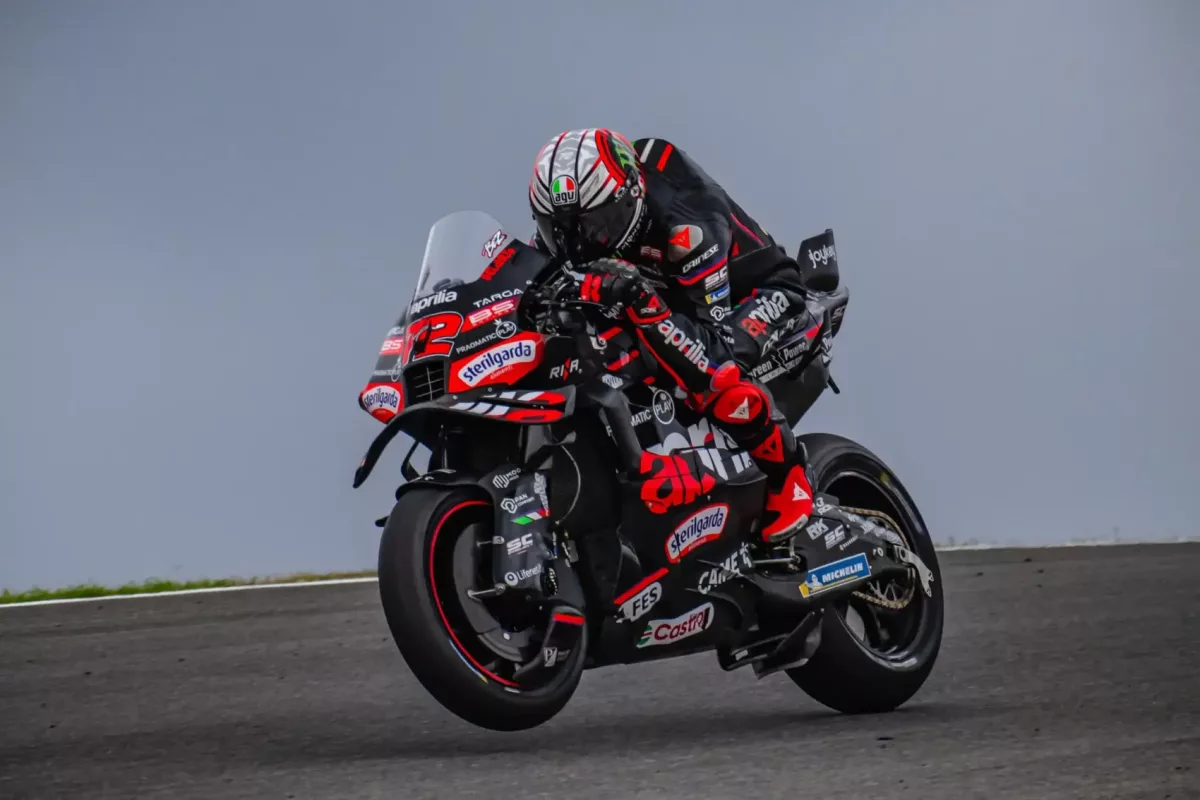 Bezzecchié a pole Portimãóban, öccse bukásával Marc Márquez megnyerte az „időmérős bajnokságot”