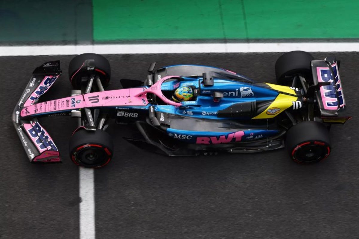 Az „Alpine F1-es gyára értelmetlen betörés” cím lehet hatásos a témára tekintettel.