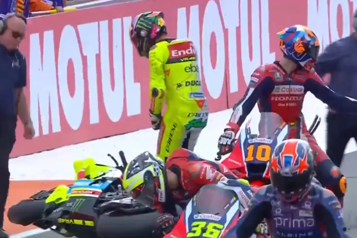 Hivatalos: Morbidelli belesérült a bizarr bukásába, lemarad a keddi tesztről