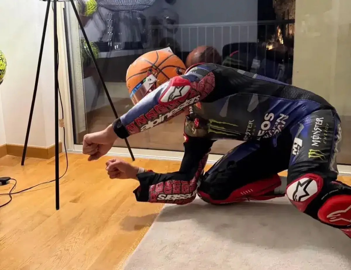 Elég ijesztő halloweeni kosztüm, ha egy F1-es pilóta MotoGP-sztárnak öltözik?