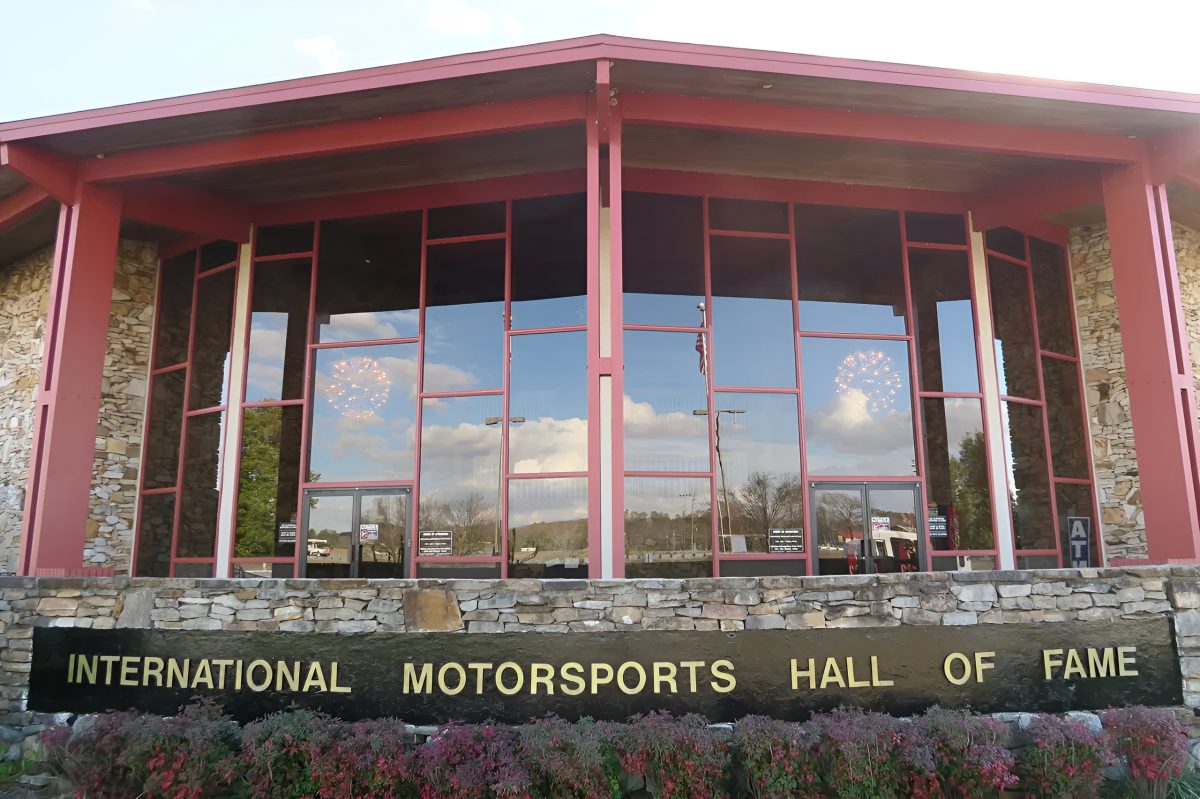 Az „Összeomlás a motorsport-hírességek csarnokában – Hatalmas botrány tört ki” címhatásosan fogalmazza meg a téma súlyosságát és izgalmasan vezeti be az olvasókat a probléma világába.