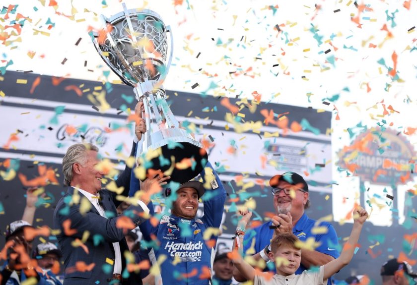 Az újrakezdés mesteri példája: Kyle Larson nyeri meg a 2025-ös NASCAR Cup bajnokságot, míg Denny Hamlin csupán második sorban versenyez