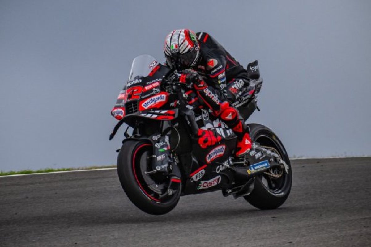 Bezzecchi magabiztos pole pozíciót szerez, Alex Marquez pedig bukott a versenyen