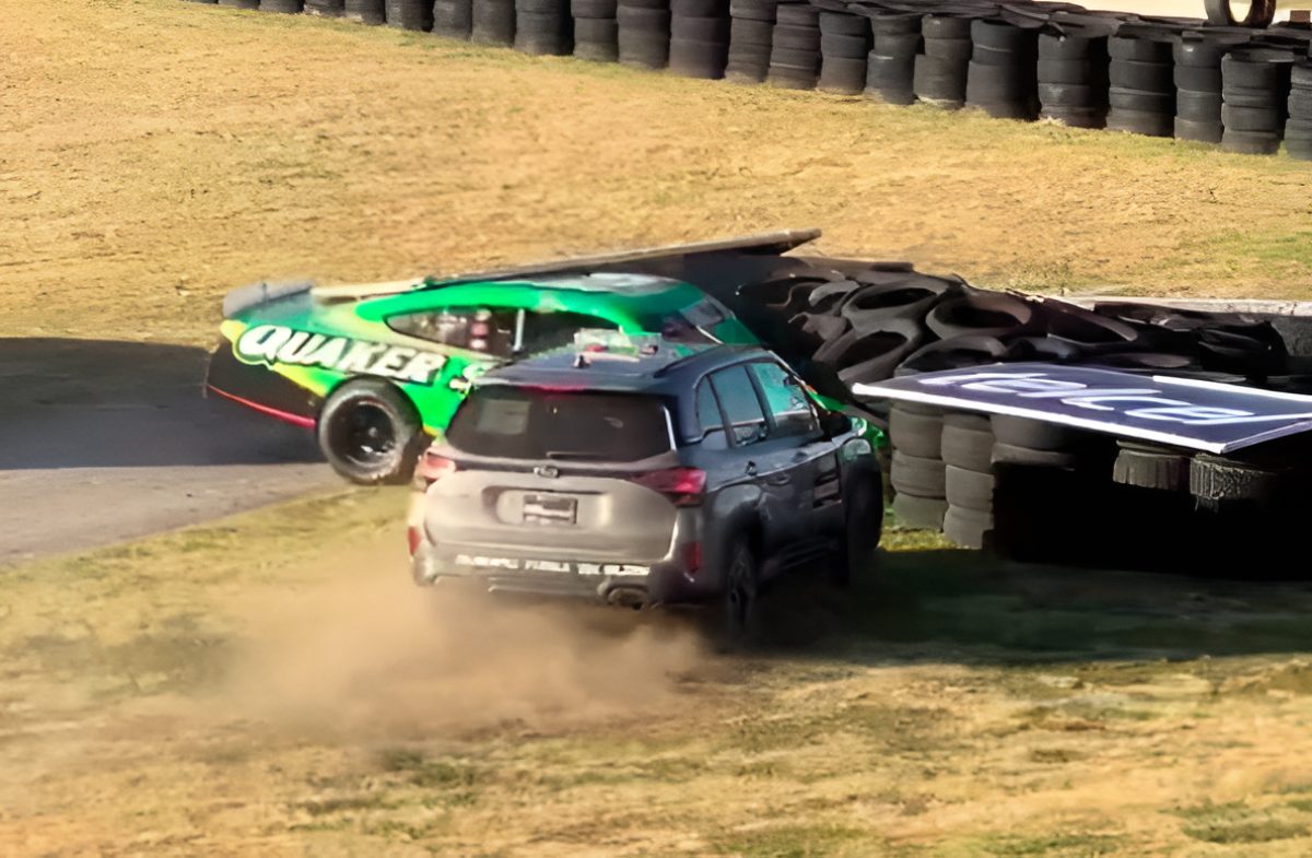 Durva baleset a NASCAR Mexico bajnoki döntőjén: Biztonsági autó ütközött a gumifalban veszteglő versenygéppel [VIDEÓ]