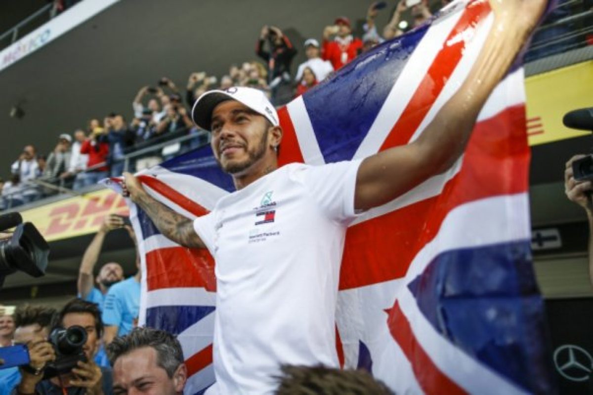 Az F1 történelmének két legendája közel kerül egymáshoz: Hamilton és Schumacher