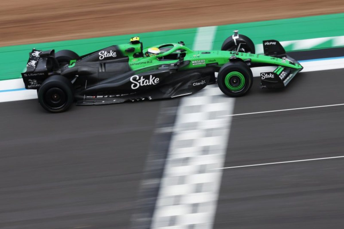 Az F1-ben tervezett kötelező kétkiállásos stratégia hatása a versenyzőkre