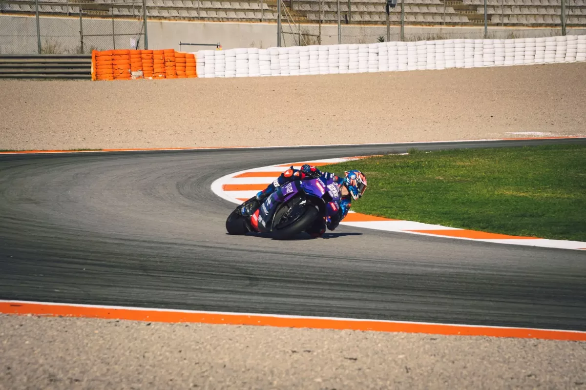 A világbajnok motoros megnyerte a fogadást: kipróbálta a Yamaha MotoGP-gépet