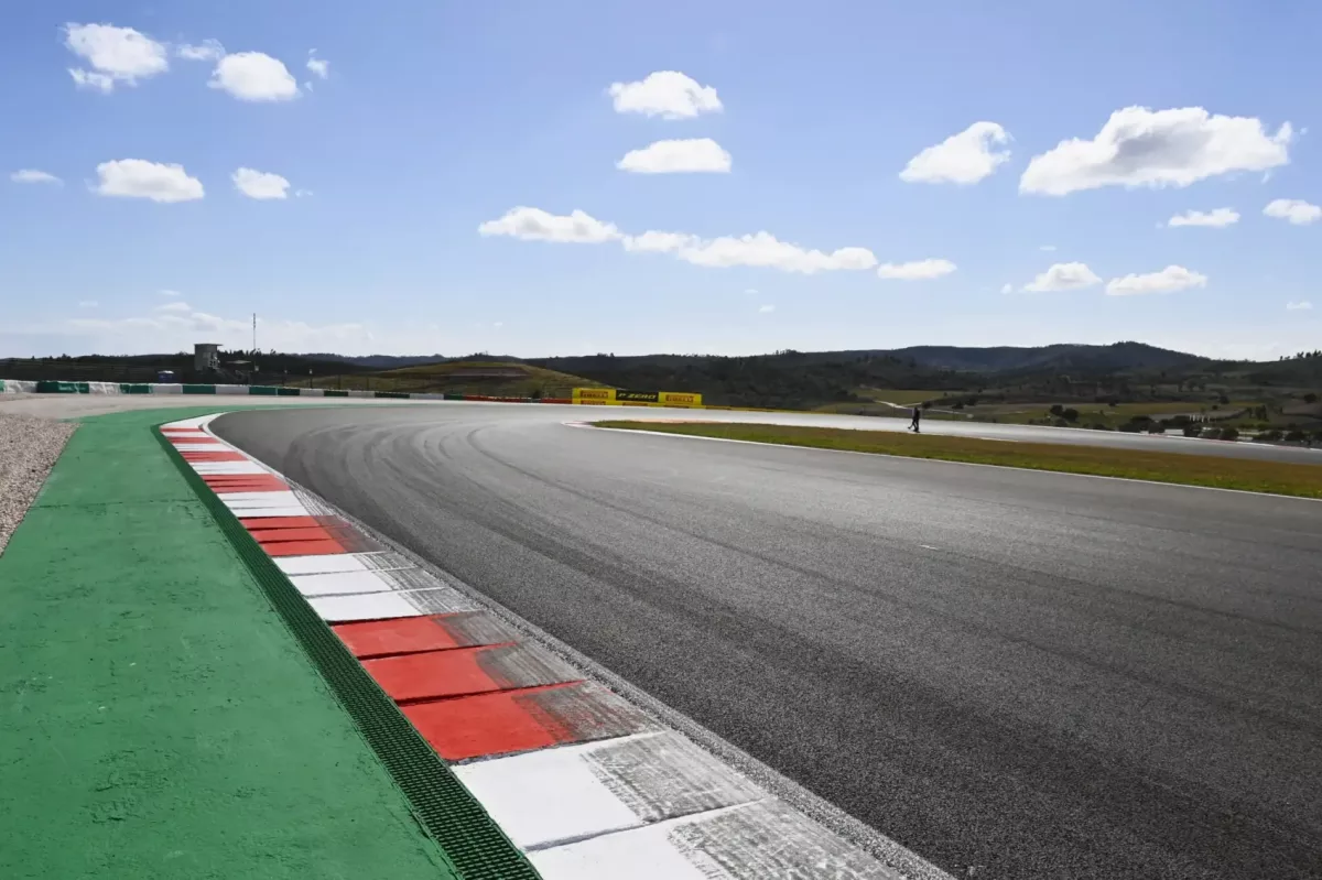 A várva várt visszatérés: Az egyeduralkodó Hamilton számára ismerős győzelmi útvonalra tért vissza a Forma–1