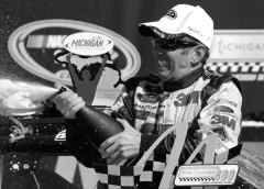 Az autóversenyző legenda és családja sorsát tragikus repülőgép-katasztrófa pecsételte meg