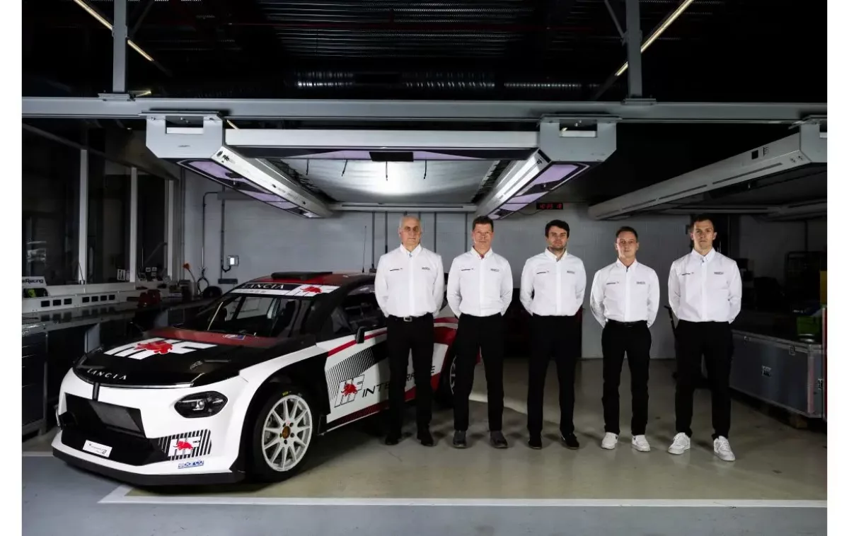 A cím: „Visszatér a legendás Lancia 2026-ban: WRC2-es sztárpilótákkal a volánban