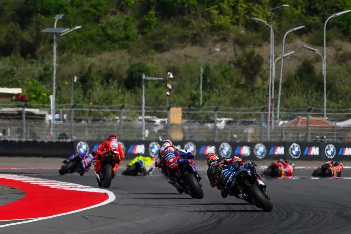 A V4-es blokk hatalma: Az ex-MotoGP-pilóta indoklása a sornégyes eltűnésének