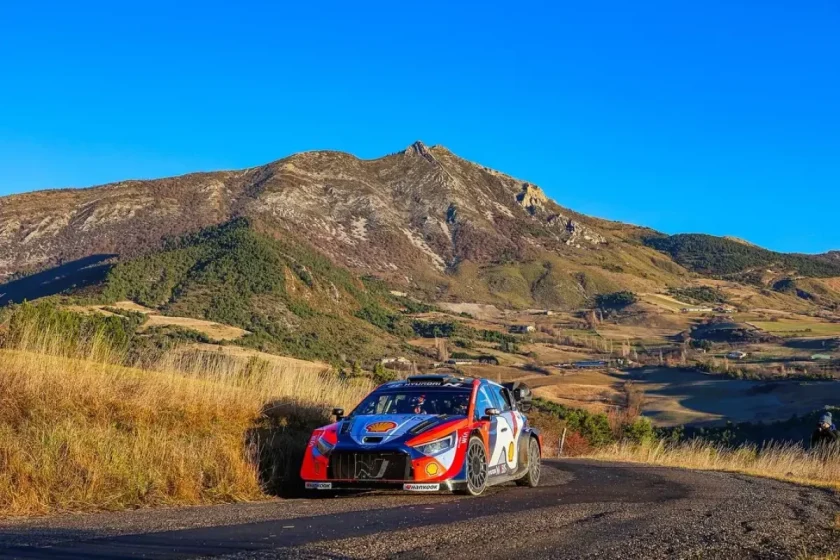 Az öröktől az új kihívások felé: Megint a volán mögött a ralivilágbajnok pilóta