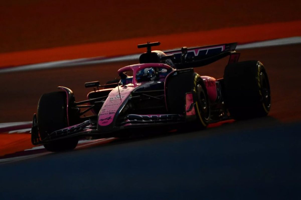 Az Alpine bemutatja első Mercedes-motoros F1-es autójának festését