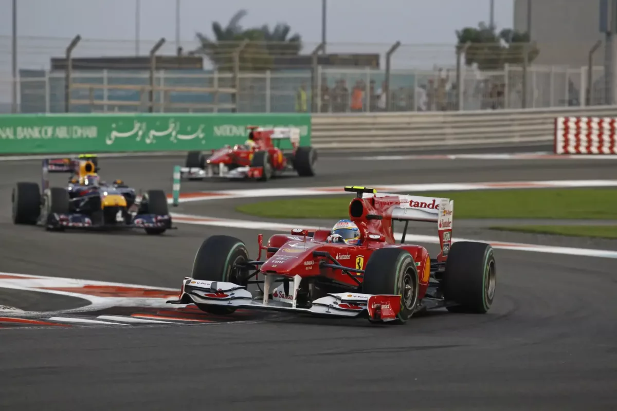 Amikor a Ferrari sorsát a többszörös küzdelem pecsételte meg: Az ősi hiba a 2010-es abu-dzabi versenyen