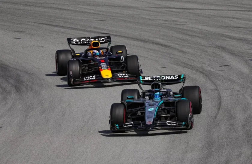 A belső konfliktusok kártyavárát ledöntő ütközés