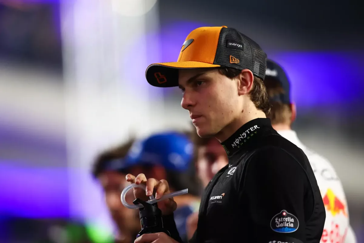 Piastrit a McLaren kilépteti, Leclerc testvére visszatér Abu-Dzabiban