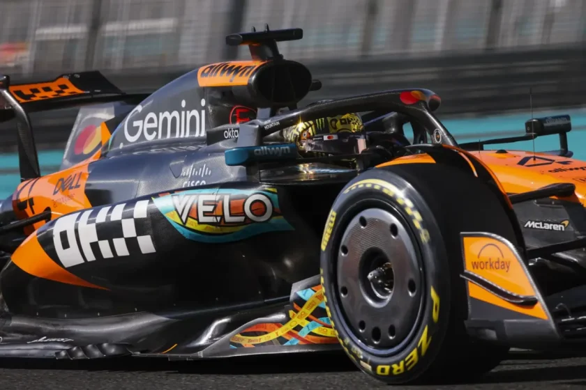 A legendás Norris visszatér arany sisakjával a McLaren versenyautójába
