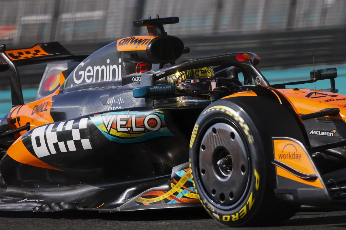 A legendás Norris visszatér arany sisakjával a McLaren versenyautójába