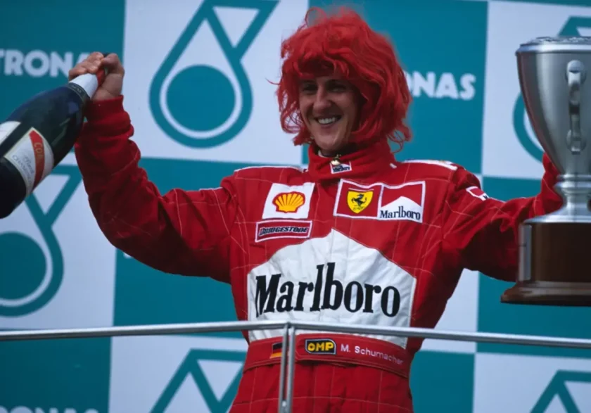 A legendás Michael Schumacher kikapcsolódik egy jól megérdemelt itallal