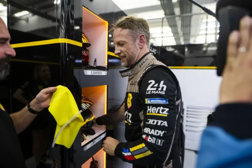 Jenson Button elképesztő fittsége és ostoba döntése: Íme a videók!