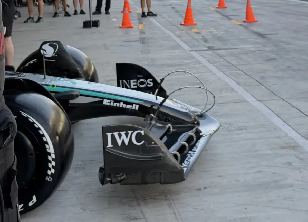 A Mercedes áttörte a sebességkorlátot az F1-es teszten – Az első szárnyvillantás botrányt kavart