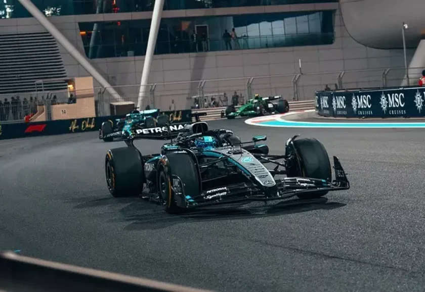 A Mercedes győzelmet aratva végzett az év utolsó edzésén, míg Hamilton összetörte a Ferrarit