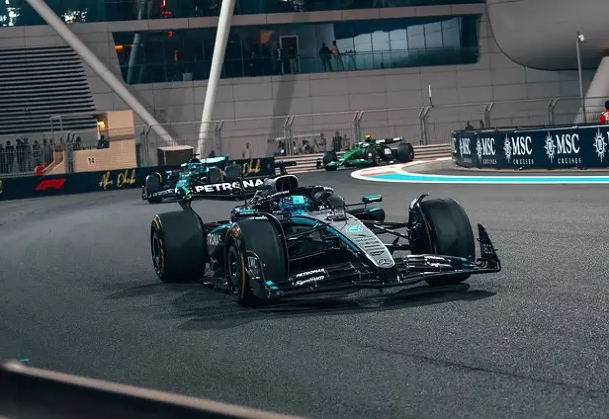 A Mercedes győzelmet aratva végzett az év utolsó edzésén, míg Hamilton összetörte a Ferrarit