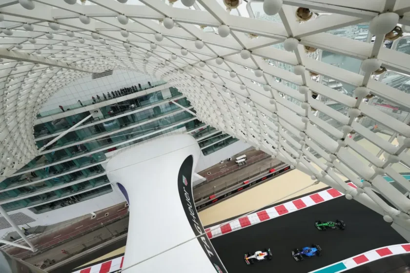 Az F1 edzésen forr a hangulat: egyik bajnokesélyes jókedvű, a másik hátrányba került