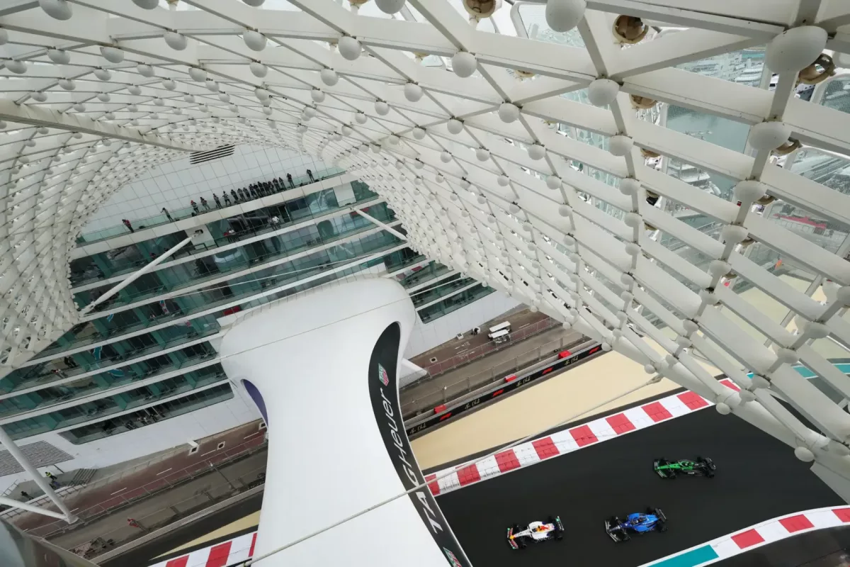 Az F1 edzésen forr a hangulat: egyik bajnokesélyes jókedvű, a másik hátrányba került