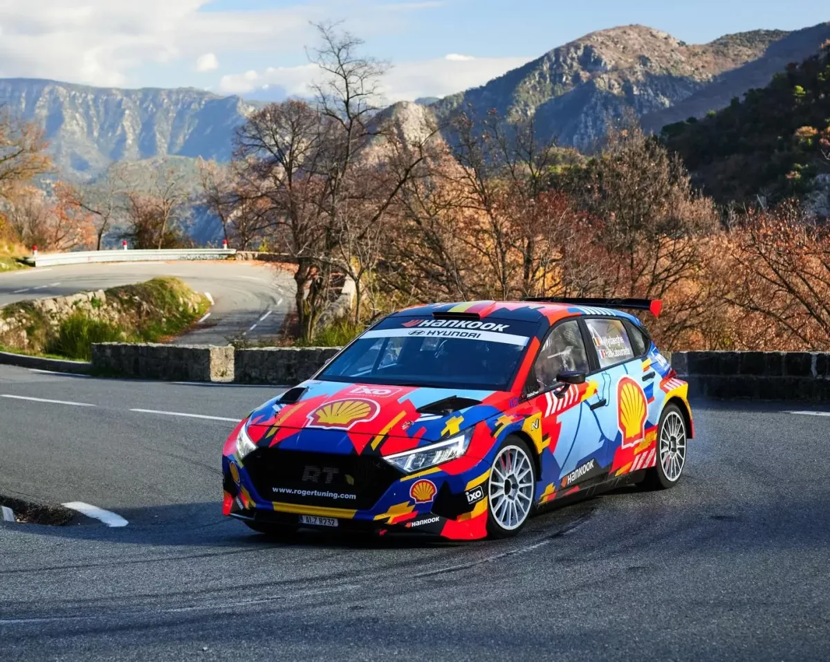 A világbajnok navigátor meglepő teljesítményt nyújtott első versenyén pilótaként