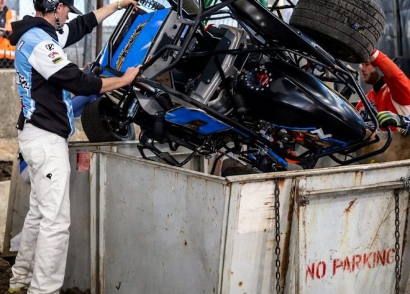 Dramatikus baleset Tulsában: Levegőbe repült autó szemetesbe landolt