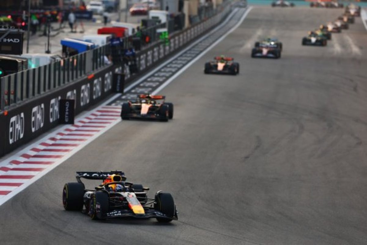 A Kérdéses Stratégia: Miért Kereste Verstappen a Győzelmet más Utakon, mint Hamilton?
