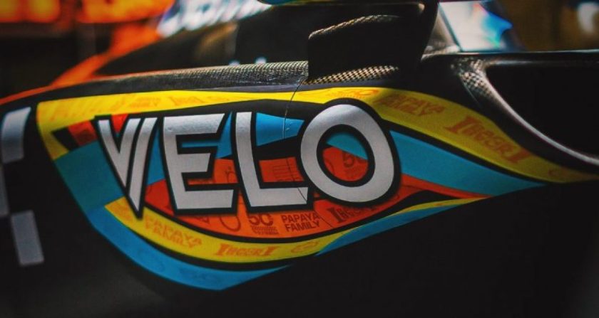 A McLaren F1-es csapat színes megjelenéssel rukkol elő a hétenedén – a cím lehetne: „A McLaren F1-es csapat hétvégére színpompásan felöltözött autóval készül