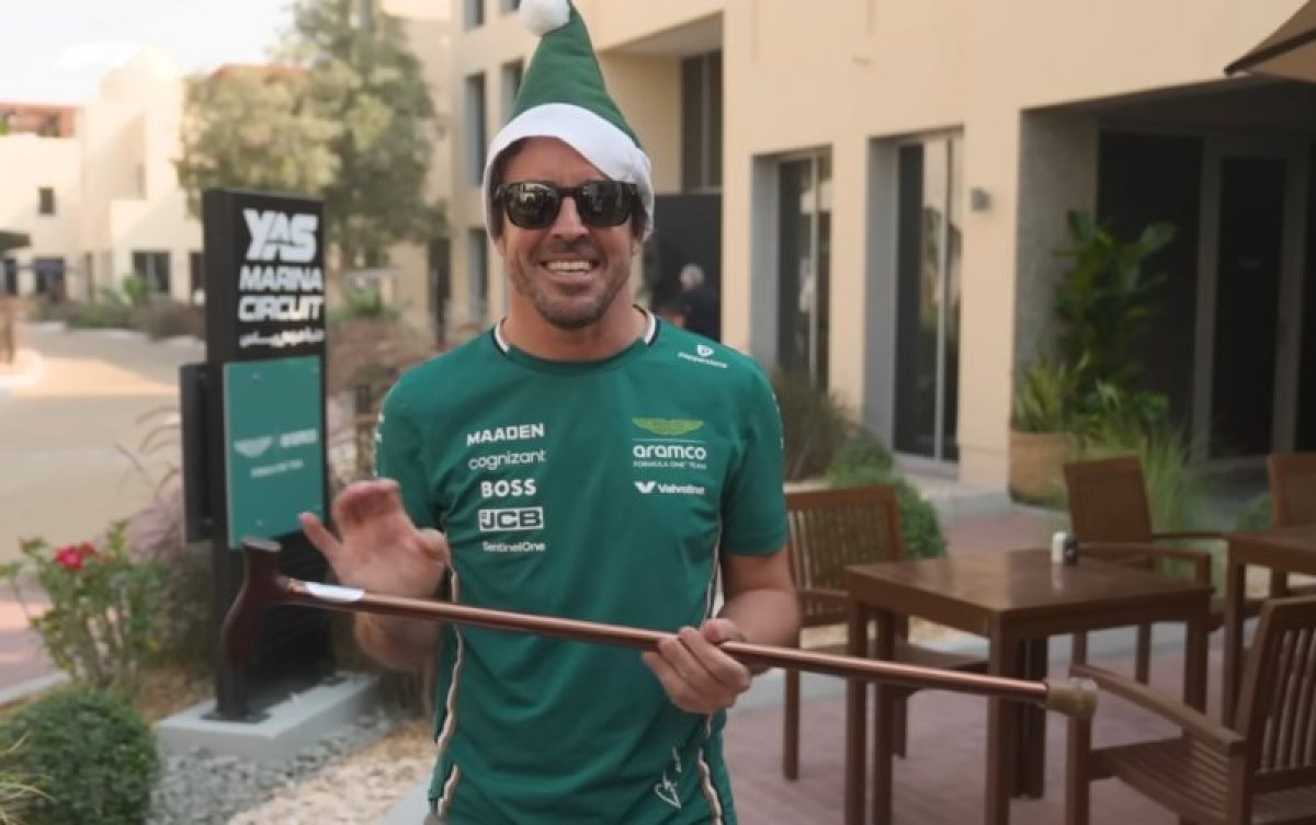 F1-es pilóták Titkos Mikulás: Alonso járóbotot, Russell a Leclerc előzést kapott